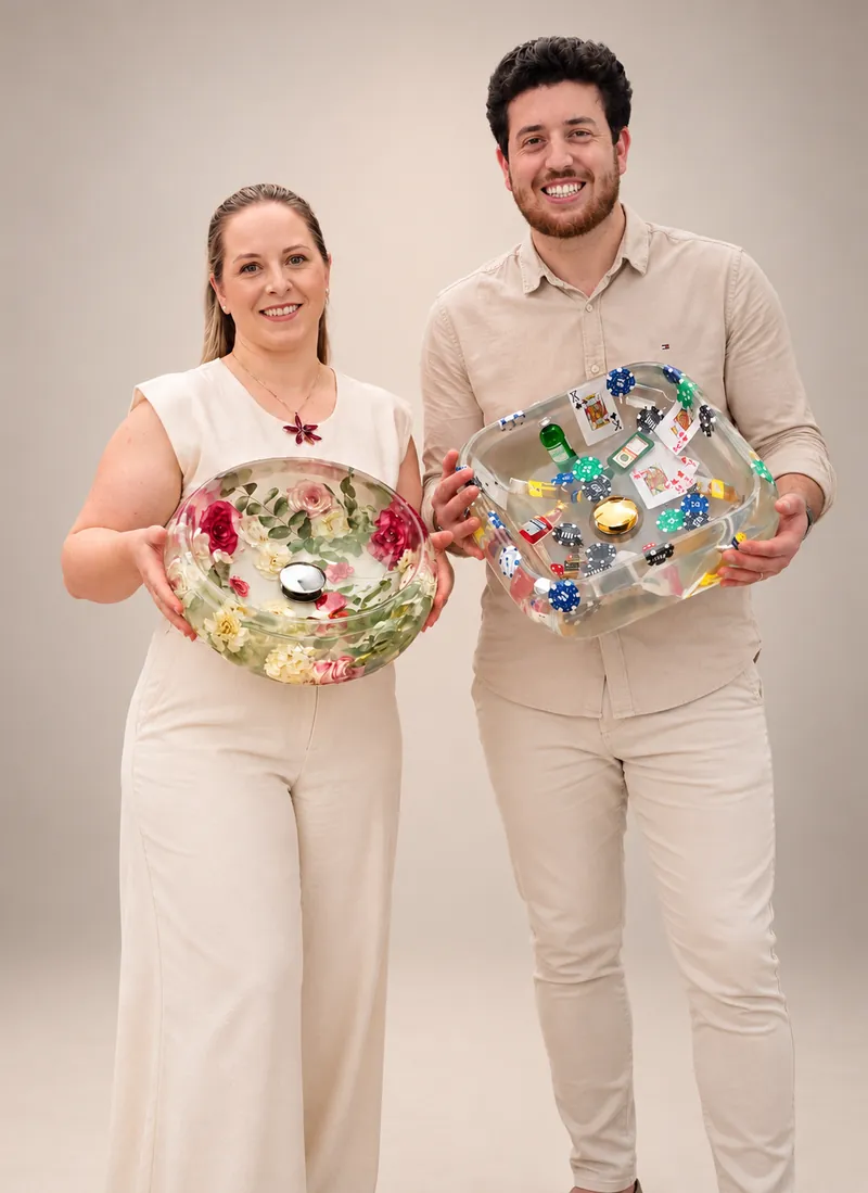 Júnior e Ana, criadores do Viver de Resina, com duas cubas de resina